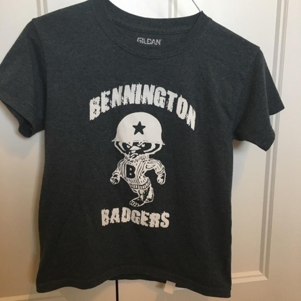 Youth small Bennington Badgers T-shirt